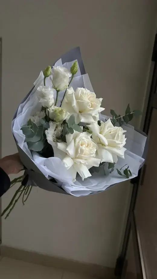 Букет из белых ажурных роз, эустомы и эвкалипта