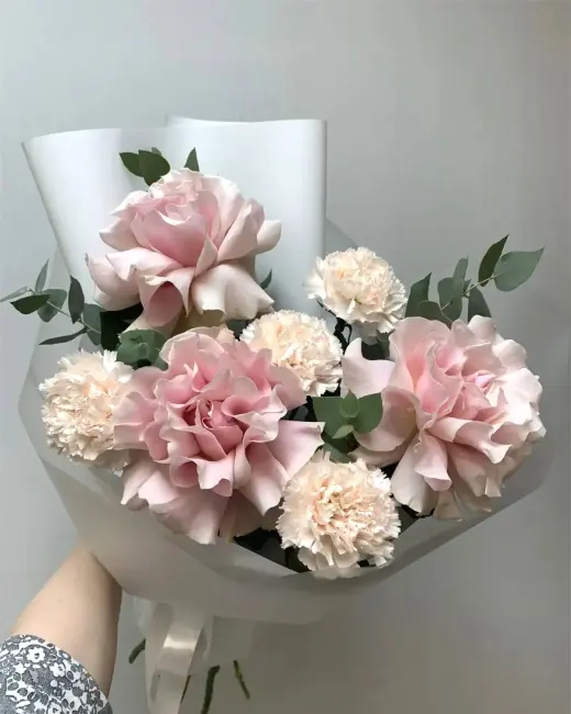 Букет из ажурных роз Pink Mondial, диантусов и эвкалипта