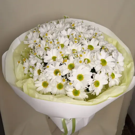 Букет из белых хризантем и танацетума