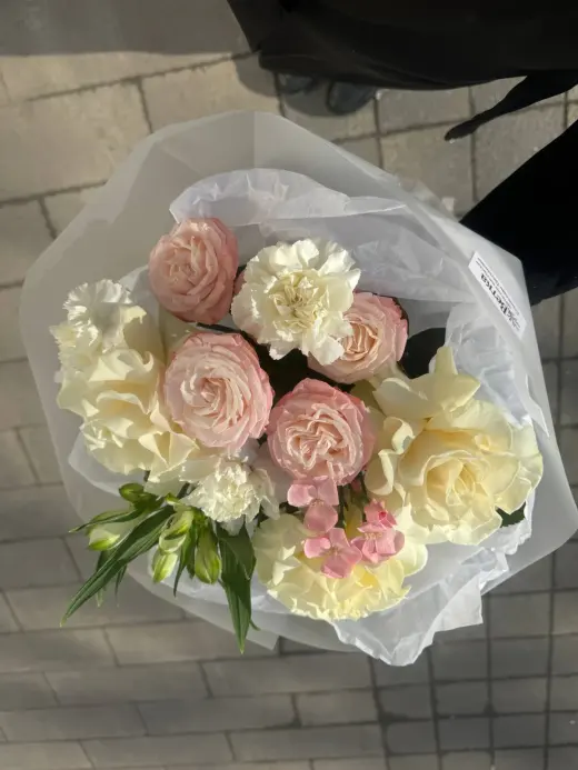 Букет с ажурными и пионовидной розой вид сверху