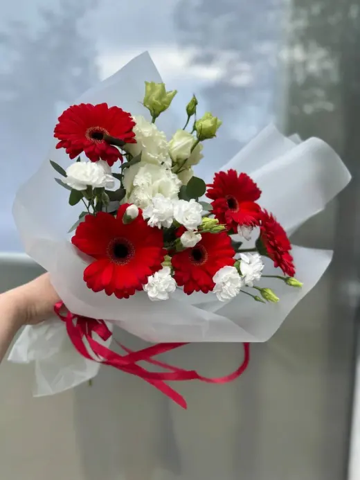 Букет с красными герберами, эустомой, диантусами и эвкалиптом