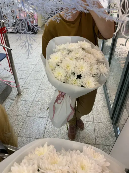 Моно-букет из белых хризантем в руках