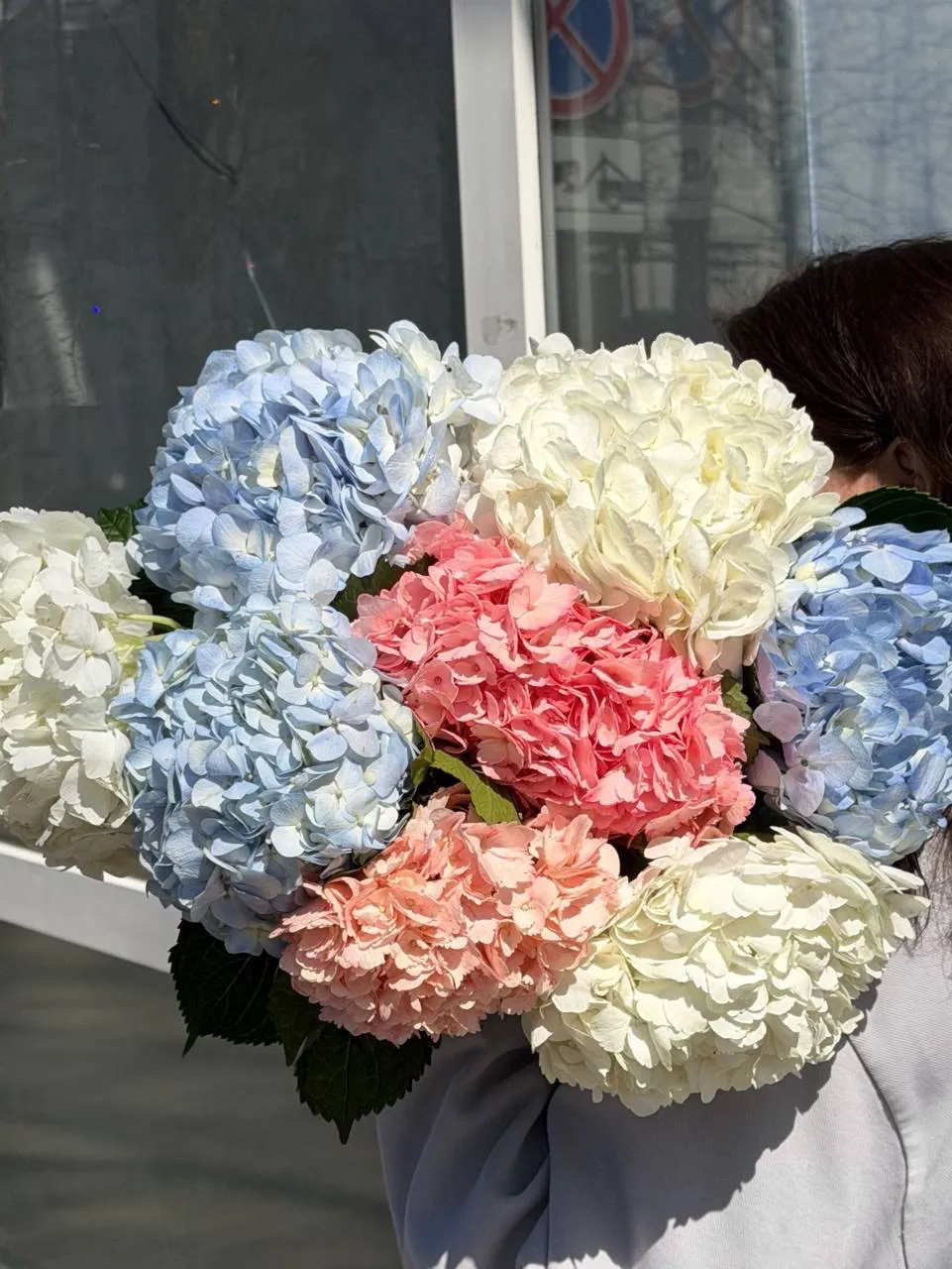 Букет из голубой, белой и розовой гортензии