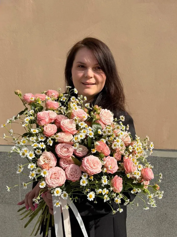 Станислава с авторским букетом из роз и ромашек