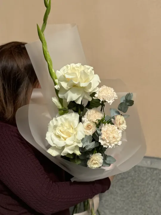 Моно-букет из семи белых ажурных роз